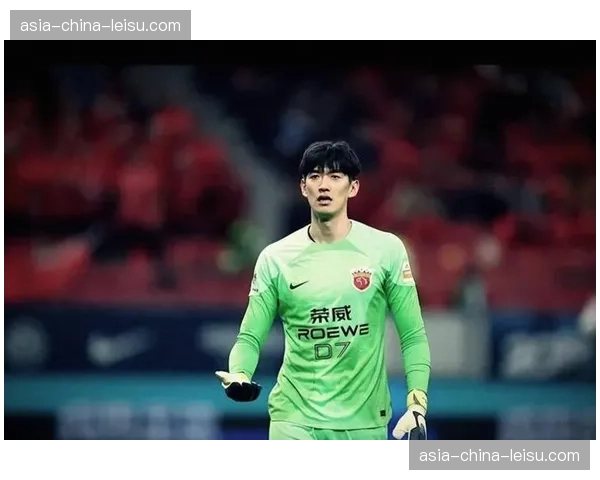 关键瞬间：颜骏凌神勇扑出阿德本罗主罚的点球