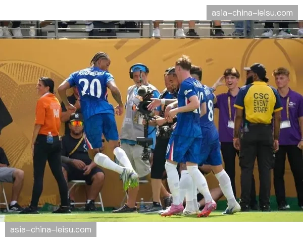 欧冠赛场球迷抗议高票价，比赛一度中断十分钟