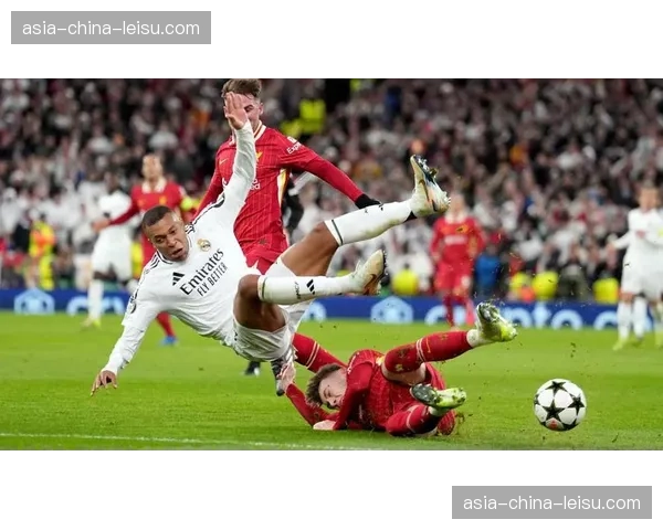 利物浦赛前训练重点演练三中卫体系，应对皇马边路冲击