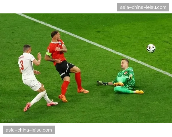 终场哨响，39岁的莫德里奇与克罗斯在伯纳乌相拥，这或是他们的最后一场欧冠